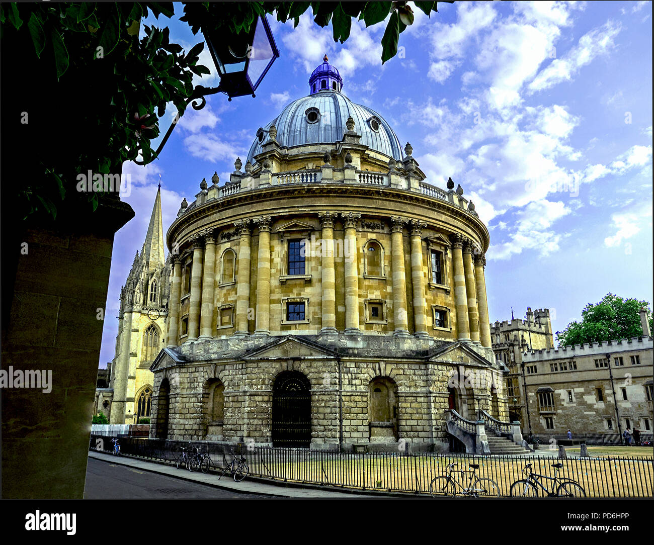 Tag Blick auf Radcliffe Square & Kamera, mit Brasenose College und die Turmspitze der Kirche St. Maria, der Jungfrau. Stockfoto