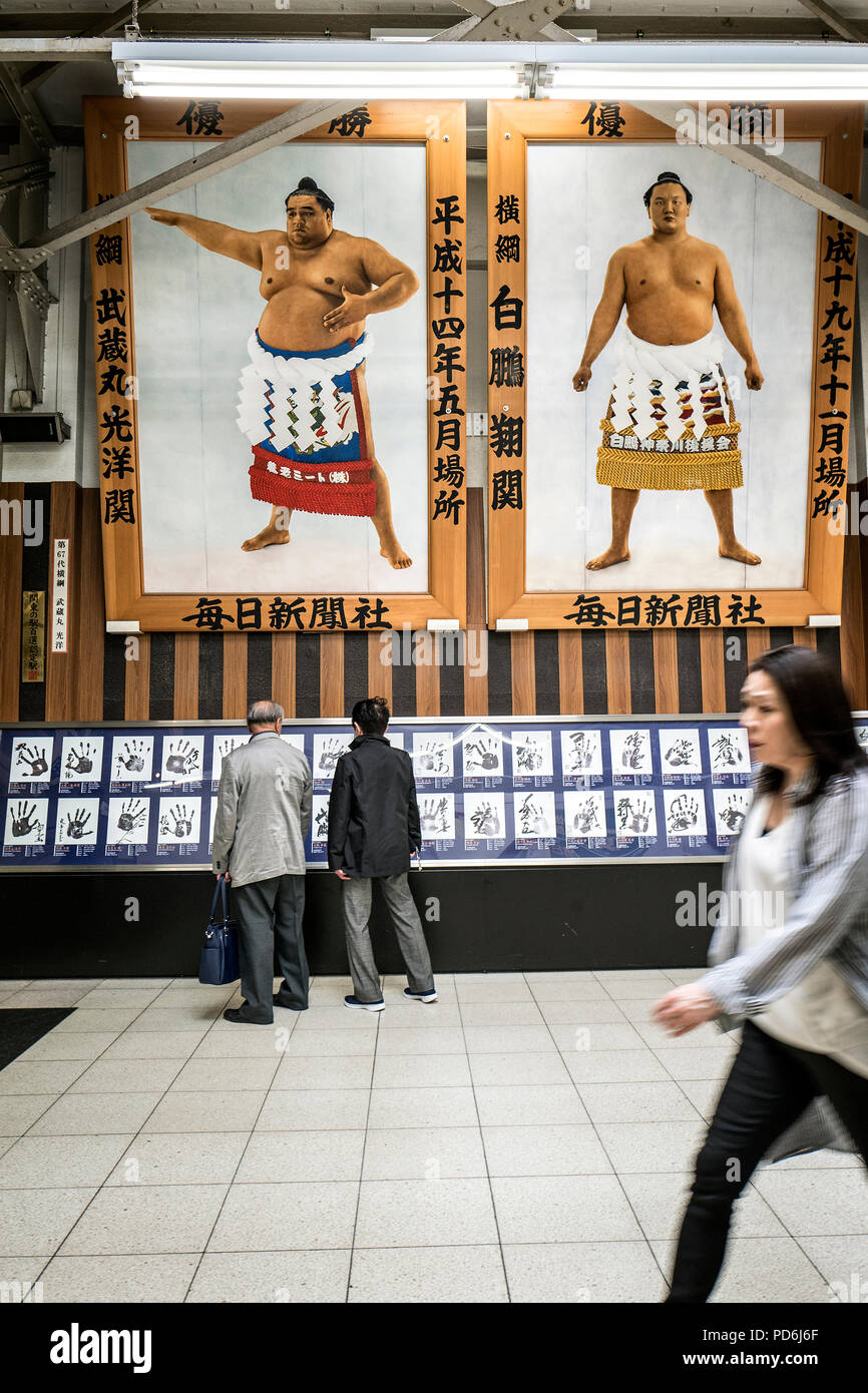 Japan, Insel Honshu, Kanto, Tokio, in Ryogoku Station desserving der Sumo Bezirk und Sumo Stadion. Stockfoto