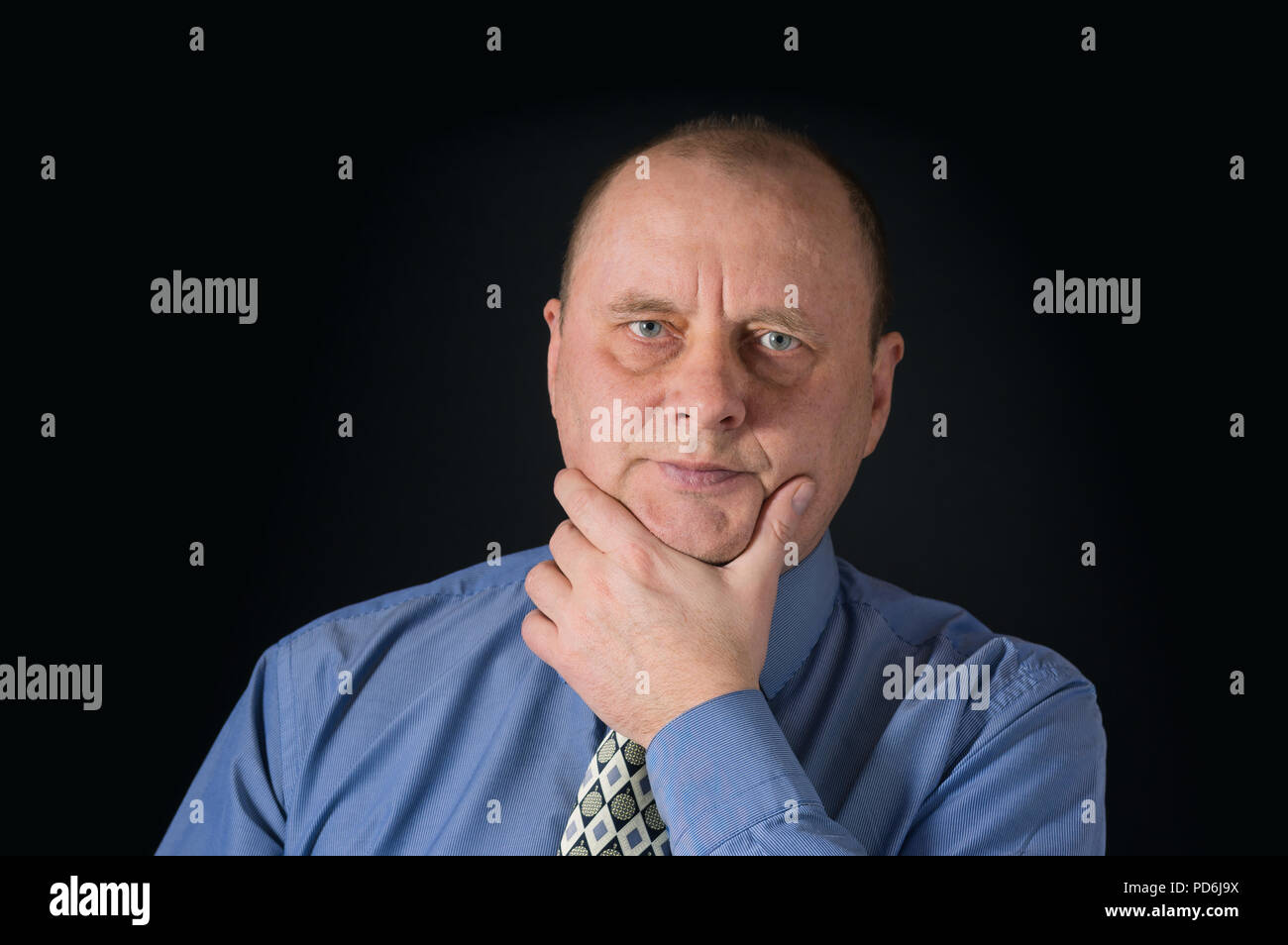 Schönes Portrait von Reifen Bürokauffrau auf schwarzem Hintergrund Stockfoto