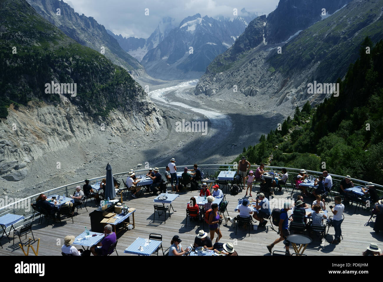 Touristen auf der Terrasse des Restaurants am Montenvers mit Blick über La Mer de Glace, Mont Blanc Massiv, die Französischen Alpen, Frankreich Stockfoto