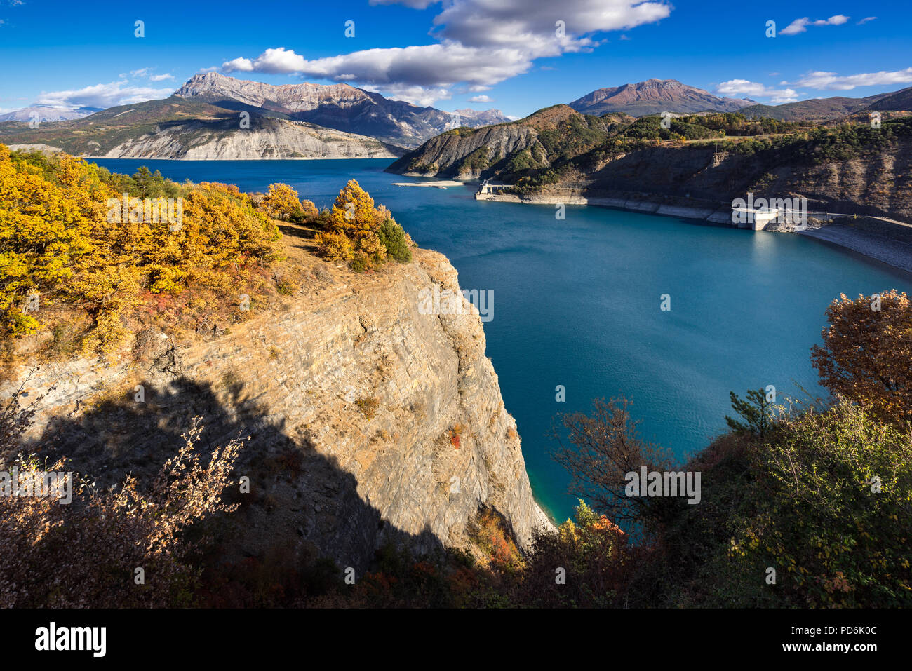 Serre Poncon See im Herbst. Alpes-de-Haute-Provence, Alpen, Frankreich Stockfoto