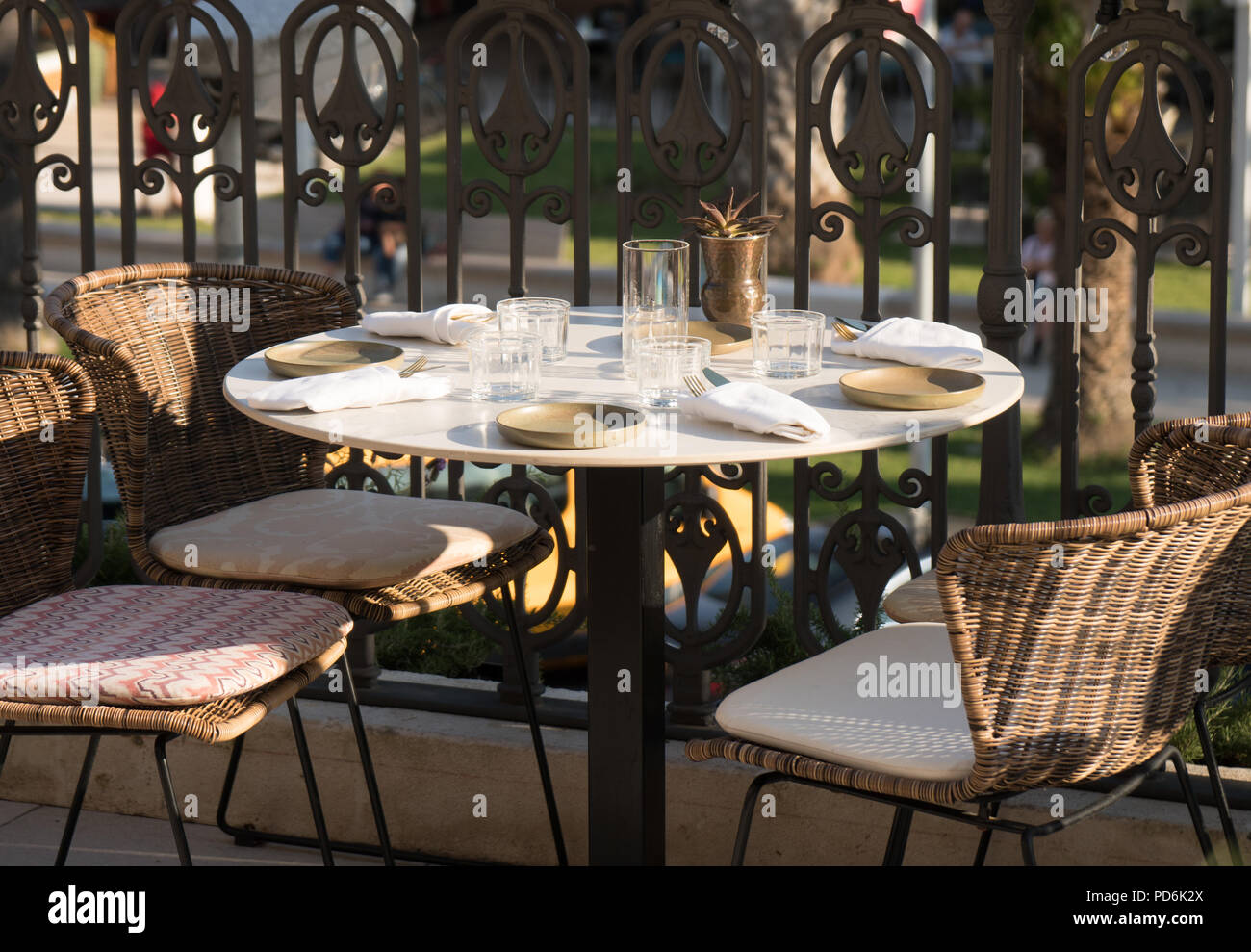 Serviert Tisch für vier Personen im Restaurant im Sommer. Stockfoto