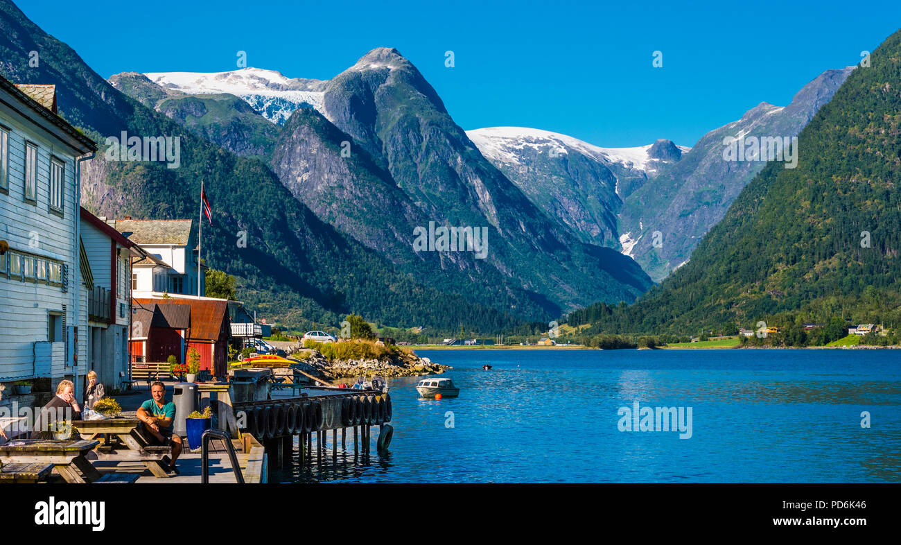 Das kleine, idyllische Dorf Fjærland in Norwegen, in der Nähe von herrlichen Gletscher, Fjorde und Berge. Stockfoto