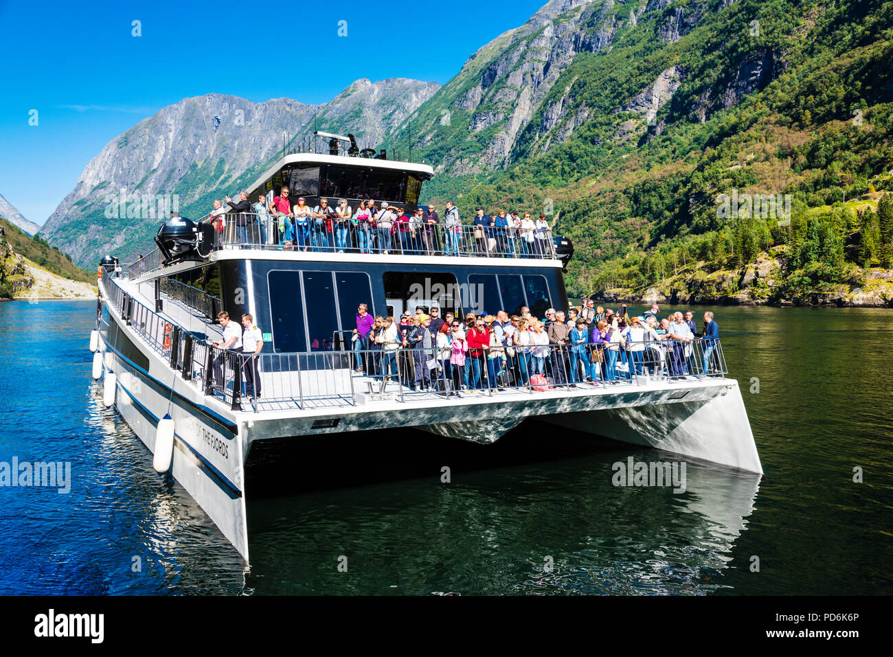 Batterie betriebene Fahrgastschiff, den ersten seiner Art, in den engen und berühmten norwegischen Fjord Naeroyfjorden, auf der Liste des Unesco Weltkulturerbes. Stockfoto
