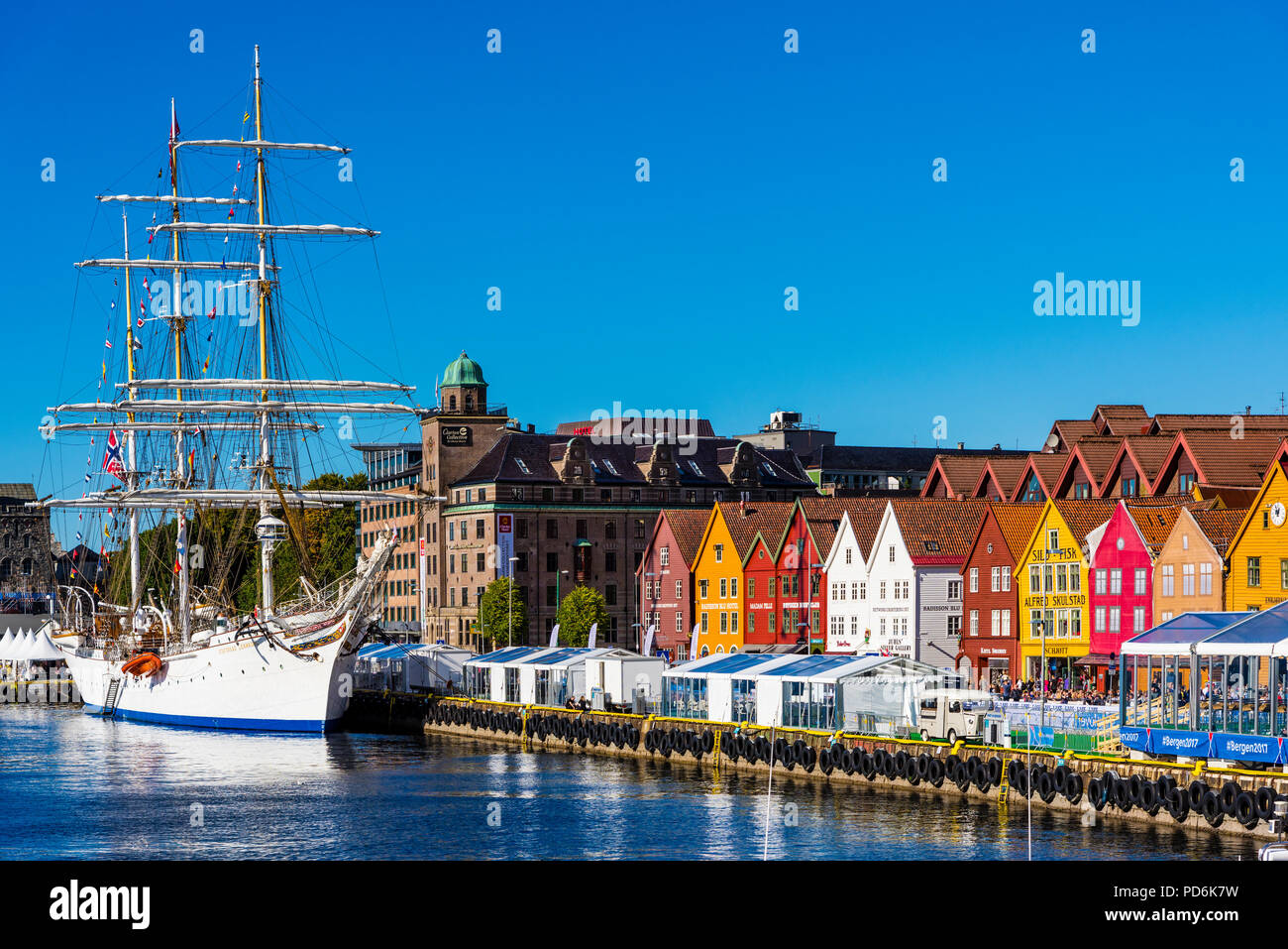 Das norwegische Schiff Statsraad Lehmkuhl in Bryggen in Bergen. Stockfoto