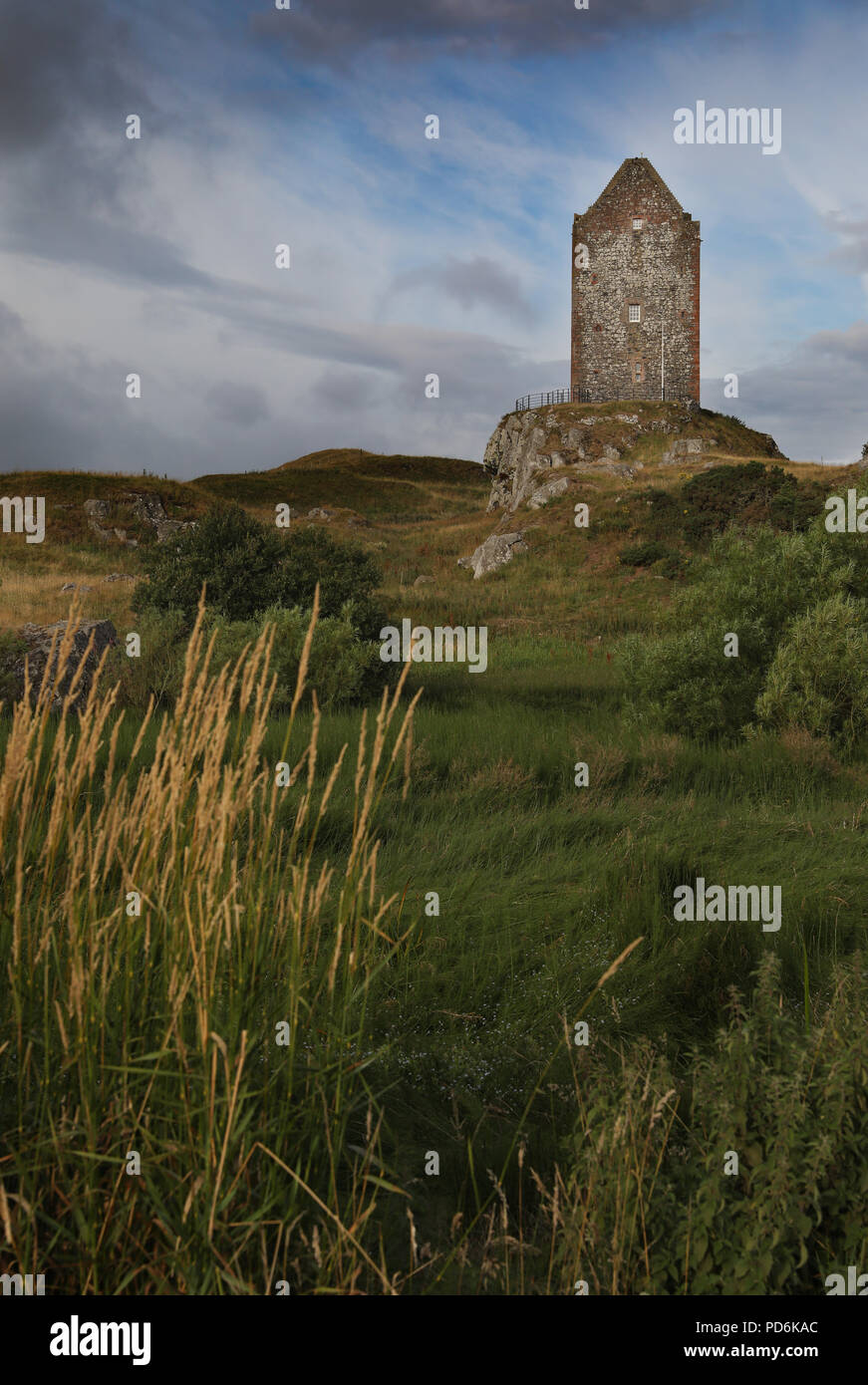 Smailholm-Turm ist eine Peel-Turm, die rund fünf Meilen westlich von Kelso Scottish Borders steht. Die dramatische Situation, oben auf einem Felsen des Lady Hill, Stockfoto