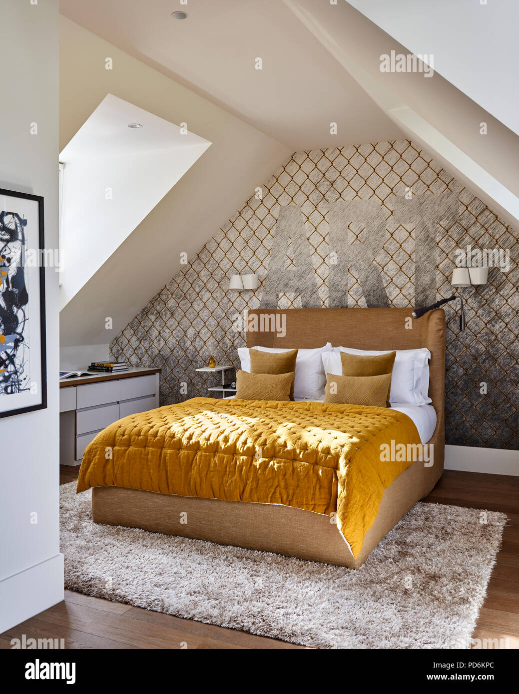 Gelbe knöpfbare Quilt auf Doppelbett unten Wort 'Kunst'. Stockfoto