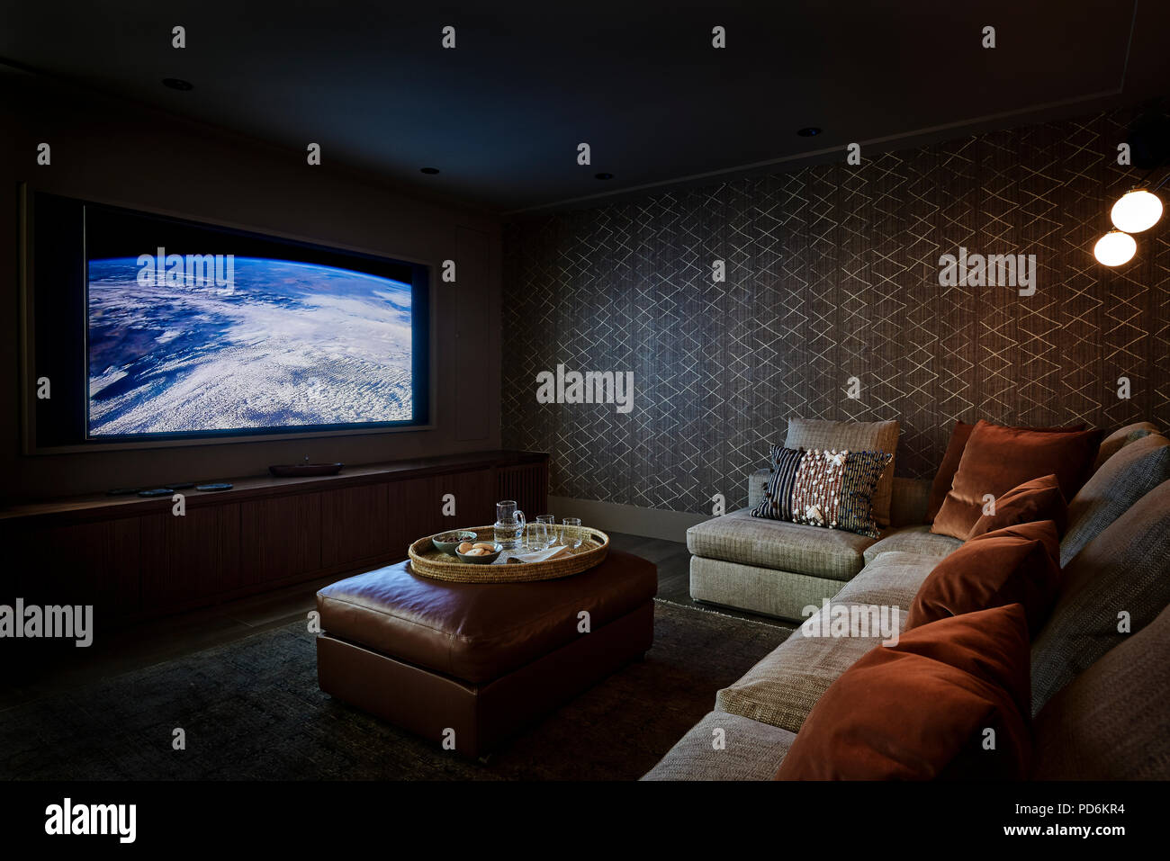 Großen Bildschirm in Home Cinema mit Samtkissen auf Sitzecke Stockfoto