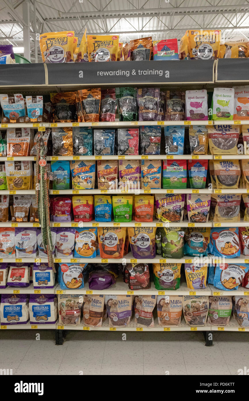 Regale mit Hund Belohnungen und Leckereien, PetSmart pet store, Kennewick, Washington, USA Stockfoto