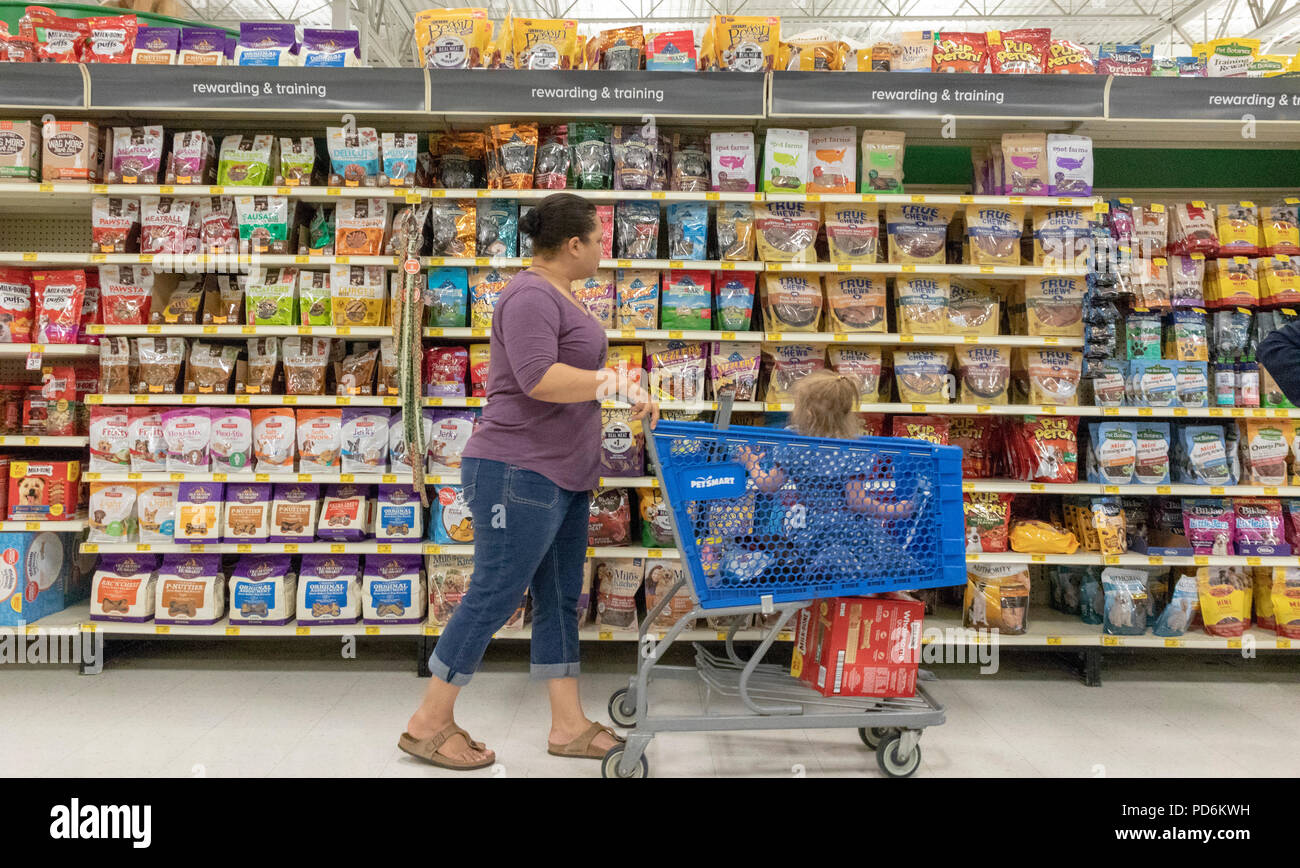 Frau mit Einkaufswagen vor Hund Belohnung liefert, PetSmart pet store, Kennewick, Washington, USA Stockfoto