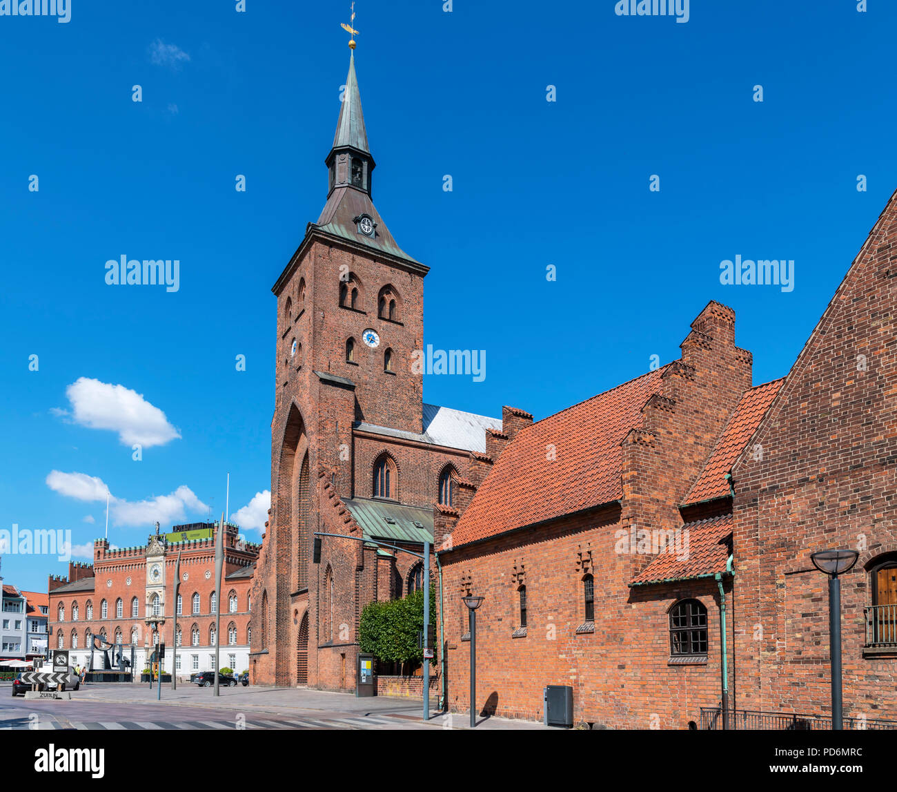 St Knut's Kathedrale (Sankt Knuds Kirke) und Rathaus (Rådhus), Odense, Fünen, Dänemark Stockfoto