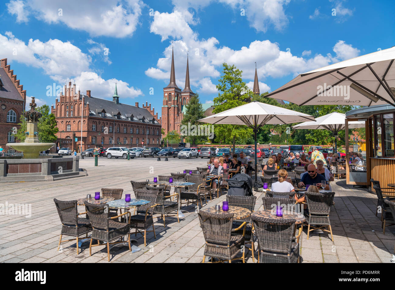Sidewalk Cafe im Zentrum der historischen Stadt Roskilde mit die Turmspitzen der Kathedrale im Hintergrund, Seeland, Dänemark Stockfoto