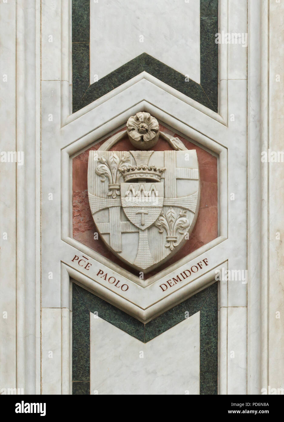 Wappen der russischen Adligen Paolo Demidoff (Pavel Demidov) als Prinz von San Donato auf der Hauptfassade der Kathedrale von Florenz (Duomo di Firenze) in Florenz, Toskana, Italien dargestellt. Prinz Paolo Demidoff war eine russische Unternehmer und Kunstsammler der Demidov Familie, die das Gebäude von der Hauptfassade der Kathedrale von Florenz gefördert. Drei Wünschelrute und Bergmann hammer sind im Wappen in der Mitte dargestellt. Stockfoto