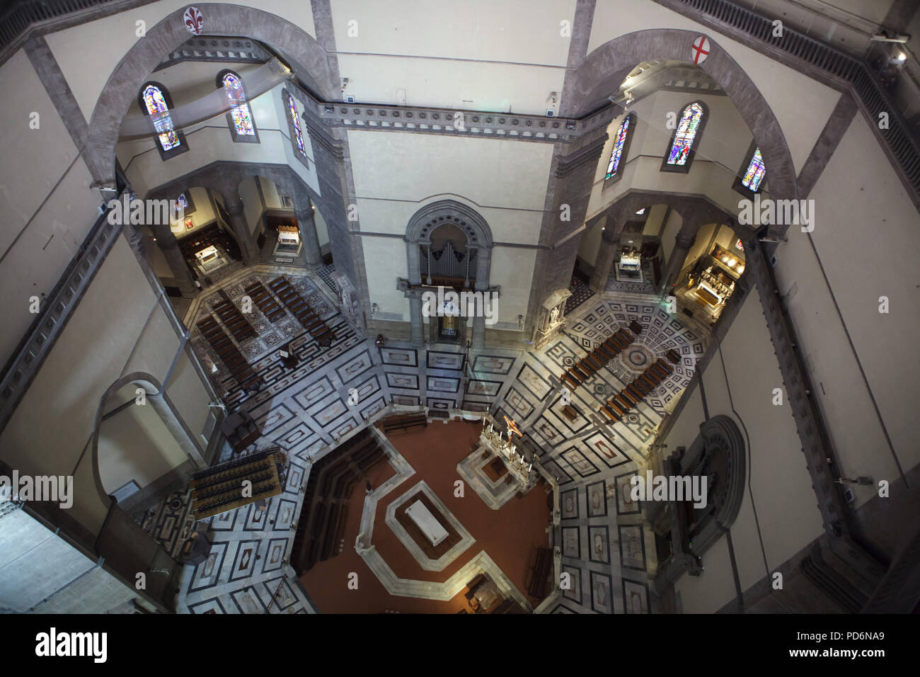Innenraum der Kathedrale von Florenz (Duomo di Firenze) in Florenz, Toskana, Italien, dargestellt von der Kuppel Galerie. Stockfoto