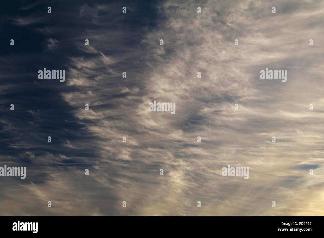 Wispy Wolkenbildung Stockfoto