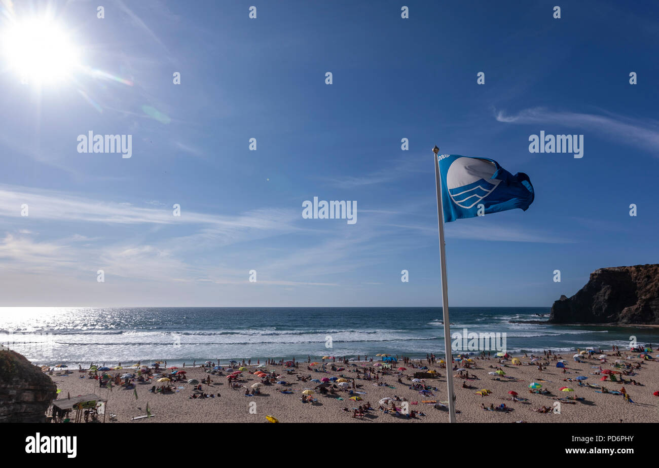 Sonne und Strand mit Blauer Flagge, Praia de Odeceixe Mar, Aljezur, Algarve, Portugal. Stockfoto