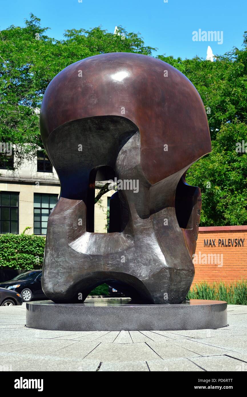 Chicago, Illinois, USA. Die Skulptur "Kernenergie" von Henry Moore auf dem Campus der Universität von Chicago. Stockfoto