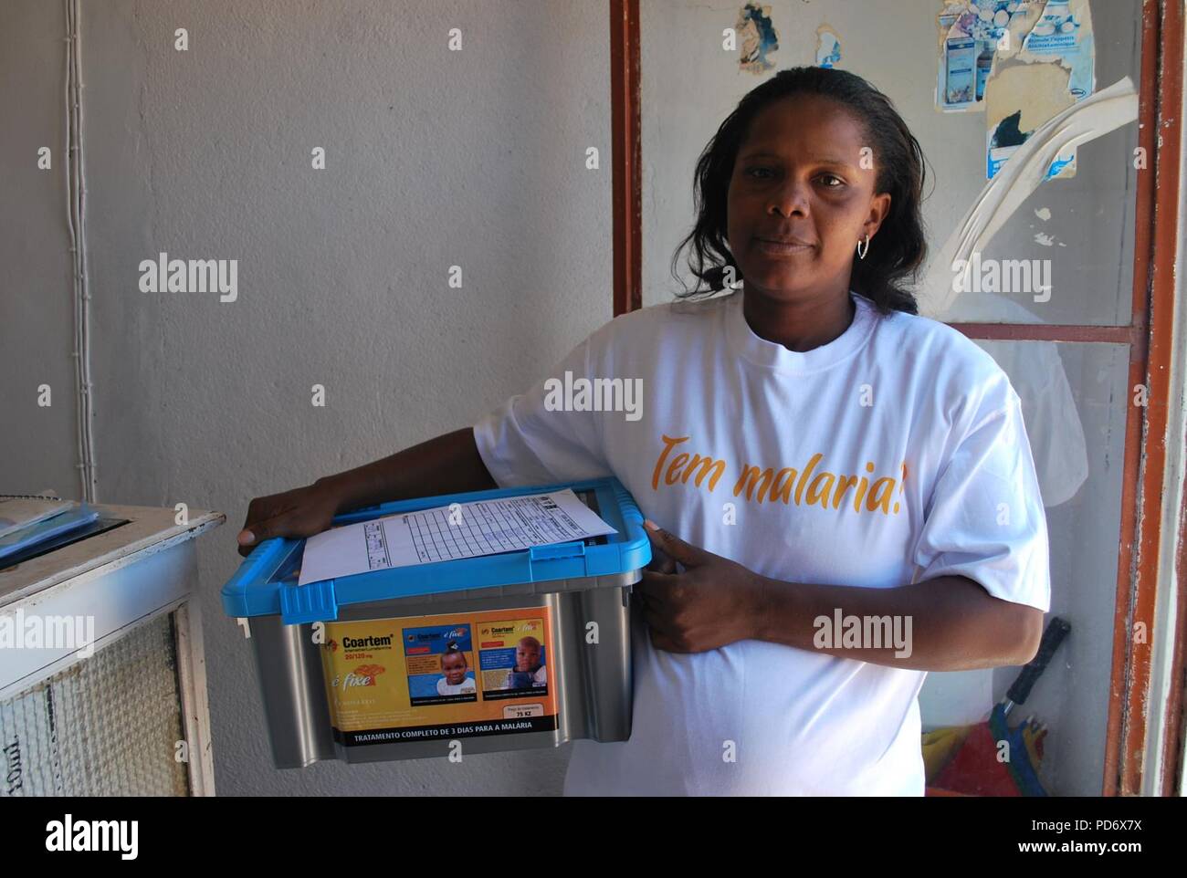 Eine angolanische Frauen hält eine Box von Coartem, ein Anti-malaria-Droge. Stockfoto