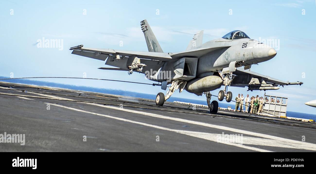 Eine F A-18E Super Hornet macht eine verhaftet Landung auf dem Flugdeck. (27379683008). Stockfoto
