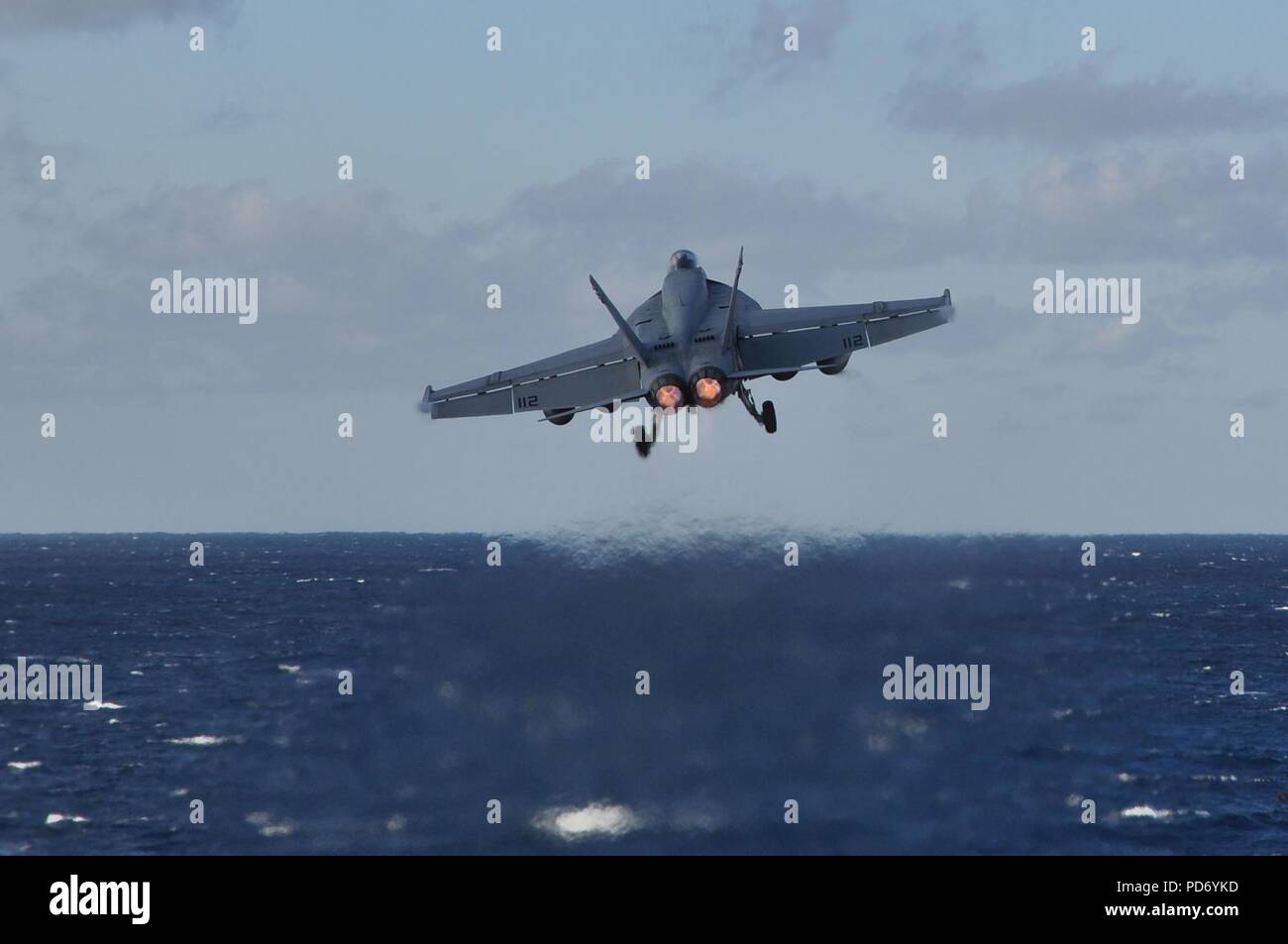 Eine F-A-18 E launces von USS Dwight D. Eisenhower. (8290274967). Stockfoto