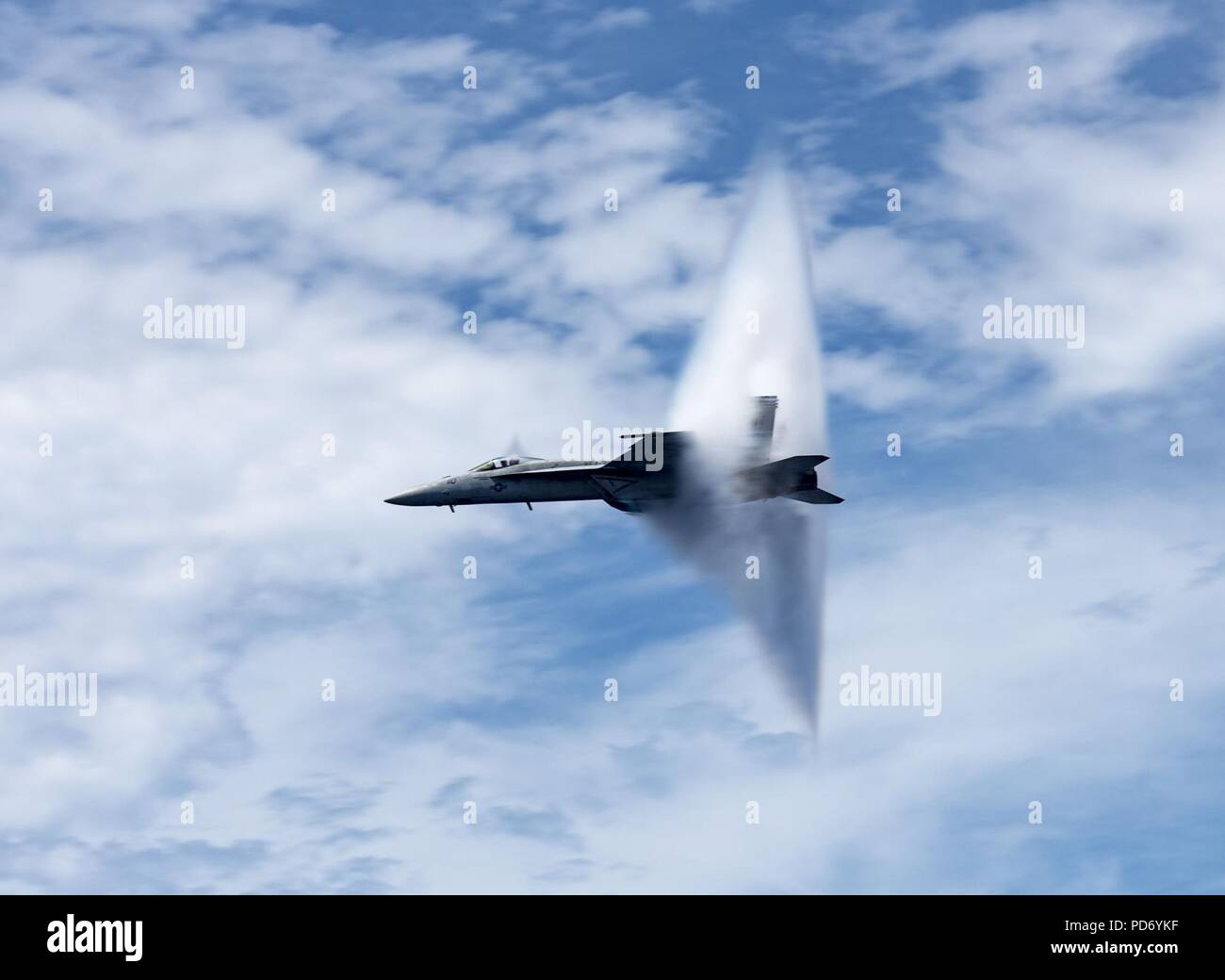Eine F-A-18E Super Hornet durchbricht die Schallmauer (36716942985). Stockfoto