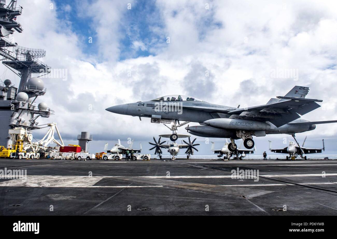 Eine F-A-18 F Super Hornet landet an Bord der USS George H.W. Bush während der Übung Sächsische Krieger 2017. (36288558491). Stockfoto