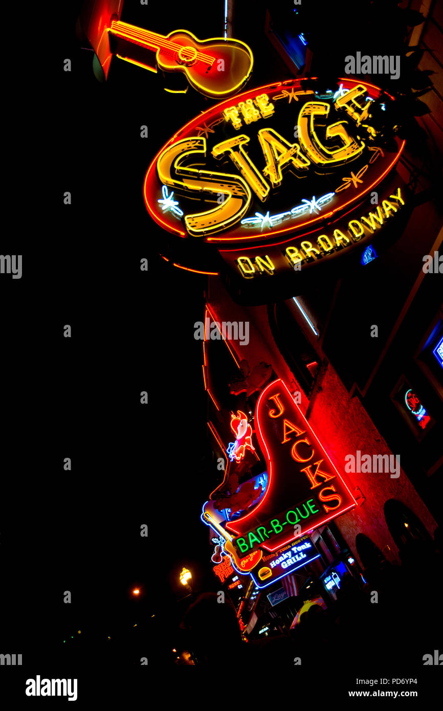 Die hellen Neonlichter von Nashville, Broadway von Tennessee. Stockfoto