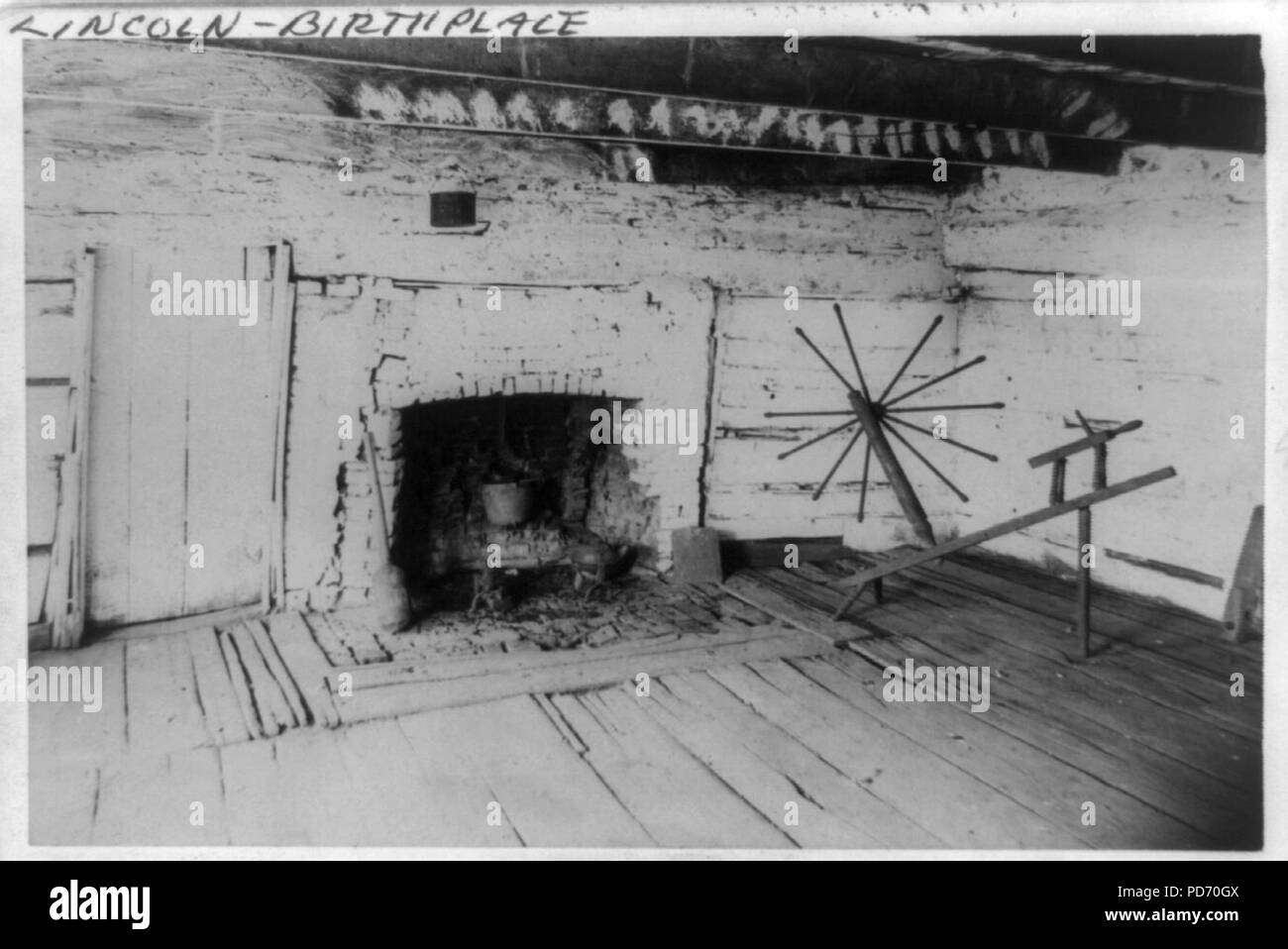 Die Innenansicht des ursprünglichen Lincoln Kabine mit dem alten Kamin in der West- und der alten Spinning Jenny von Frau Lincoln Stockfoto