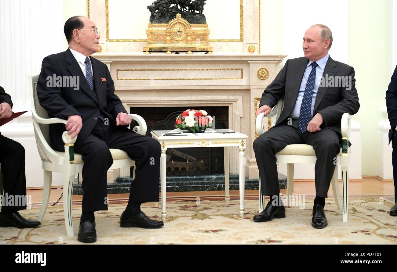 Der russische Präsident Wladimir Putin, rechts, hält ein bilaterales Treffen mit dem nordkoreanischen Vorsitzender des Präsidiums des Obersten Völker Montage Kim Yong-nam im Kreml 14. Juni in Moskau, Russland 2018. Stockfoto