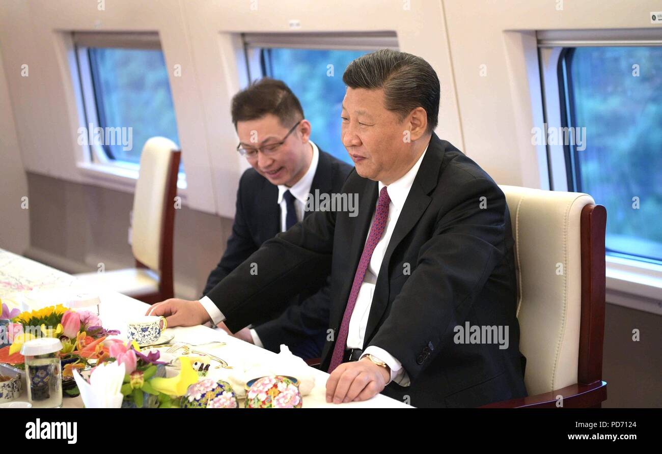Der chinesische Präsident Xi Jinping während eines bilateralen Treffens mit dem russischen Präsidenten Wladimir Putin an Bord eine hohe Drehzahl elektrische Zug nach Tianjin vor der Shanghaier Organisation für Zusammenarbeit Gipfel Juni 8, 2018 in Tianjin, China. Stockfoto