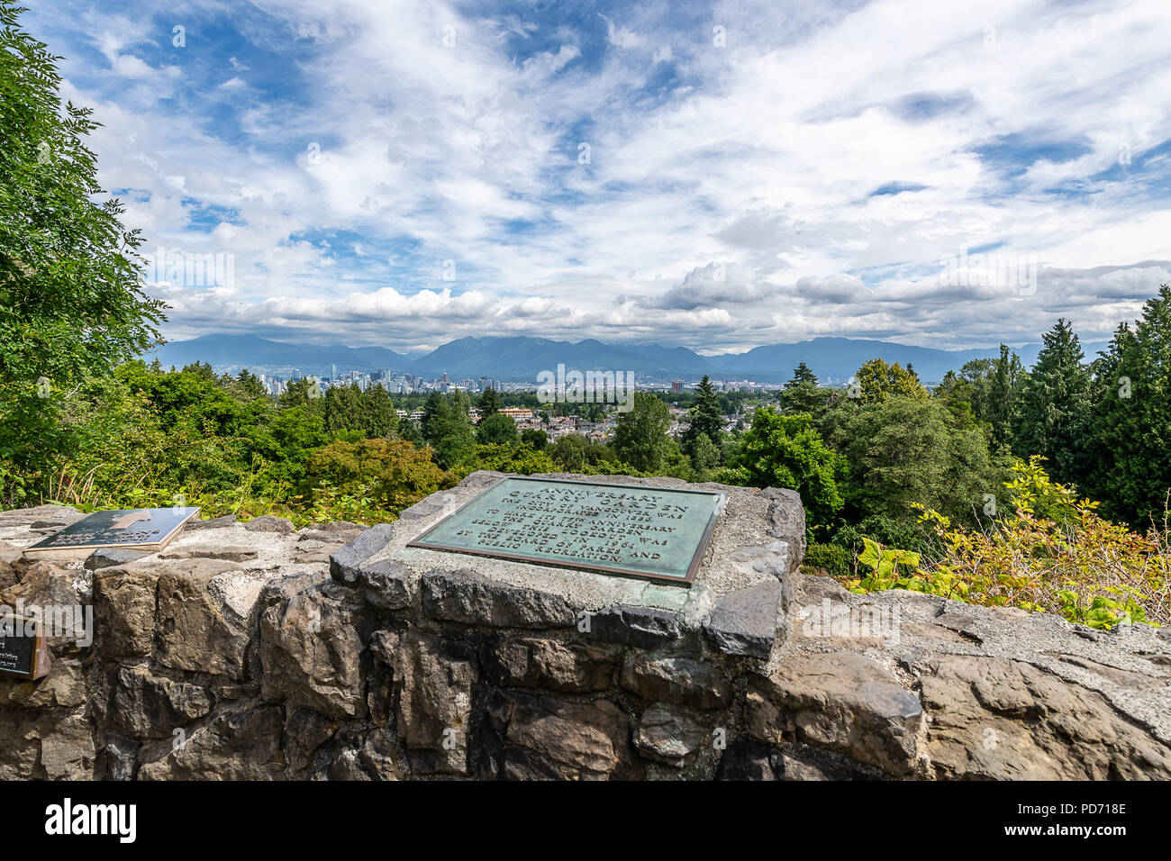 Blick auf die Coastal Mountains und Vancouver vom Aussichtspunkt an der Queen Victoria Park. Stockfoto