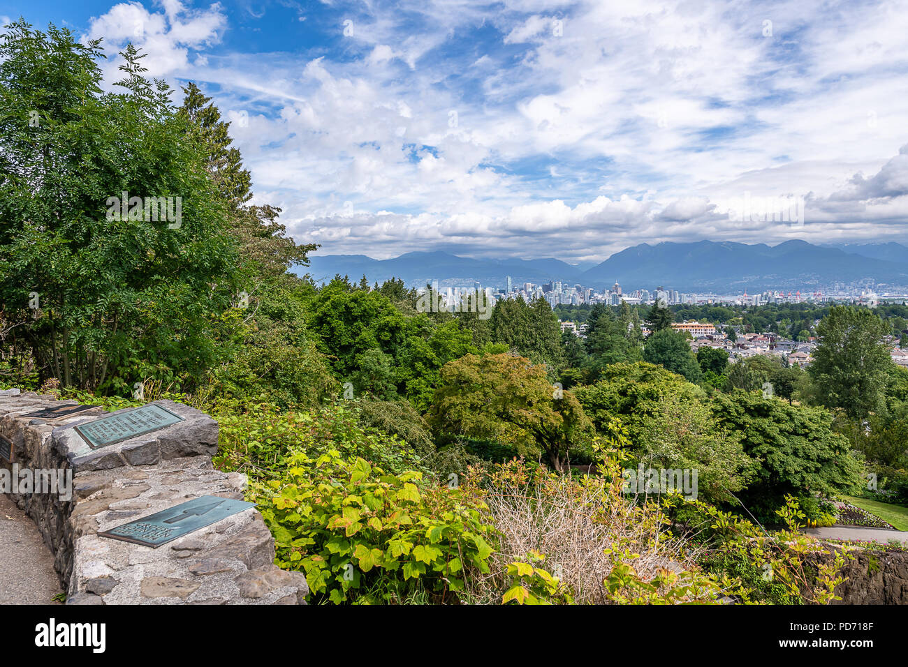 Blick auf die Coastal Mountains und Vancouver vom Aussichtspunkt an der Queen Victoria Park. Stockfoto