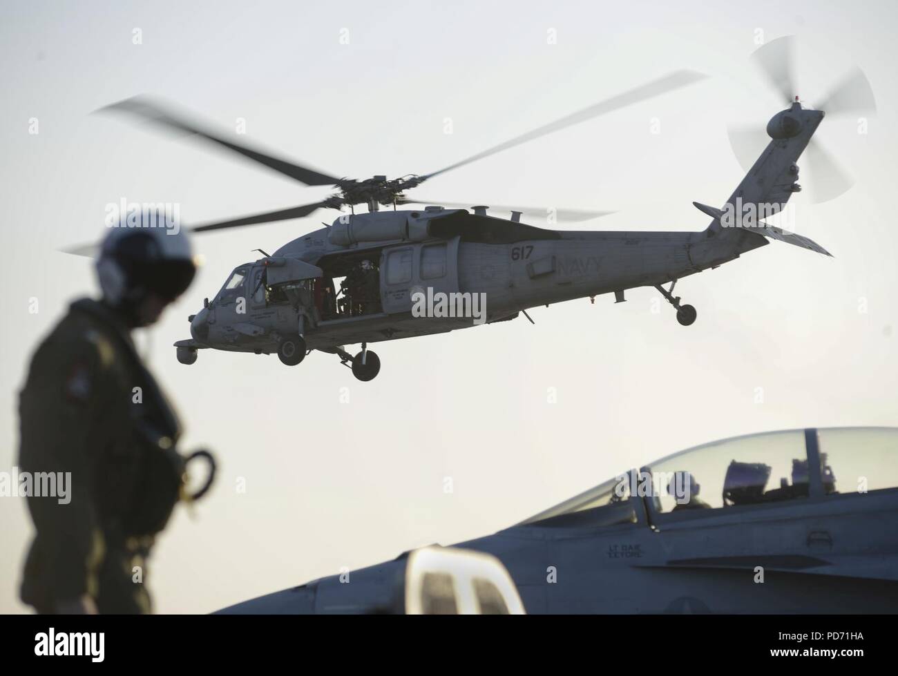 Ein MH-60S Sea Hawk Hubschrauber hebt ab Flight Deck der USS Nimitz. (33774648286). Stockfoto