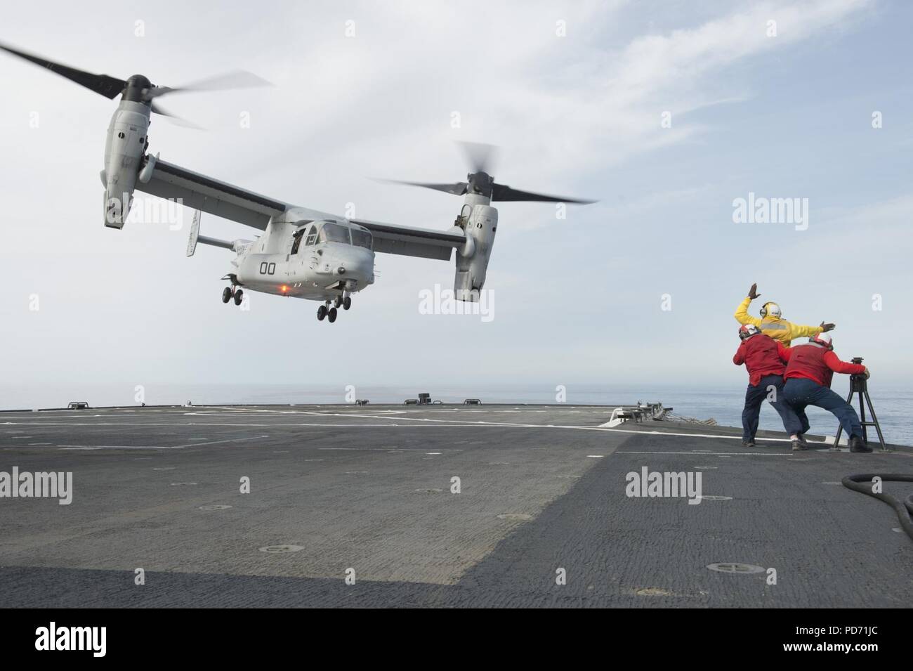 Eine MV-22 B Osprey der Marine Medium Tiltroter Squadron zieht aus der Flight Deck der USS Mount Whitney. (26941318150). Stockfoto