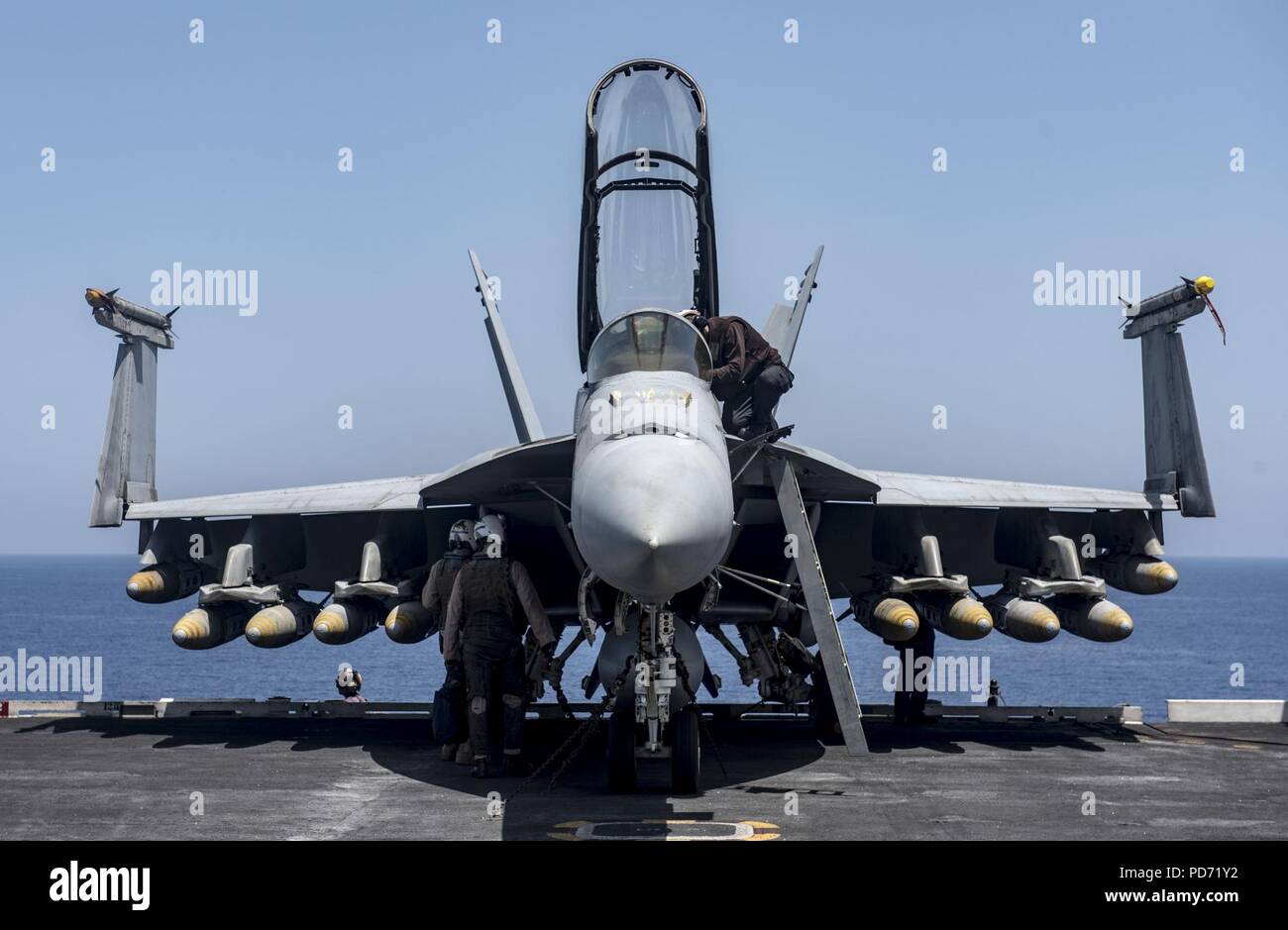 Eine ordnance - beladene F-A-18 F Super Hornet ist auf dem Flugdeck an Bord der USS George H.W. Bush. (35032320682). Stockfoto