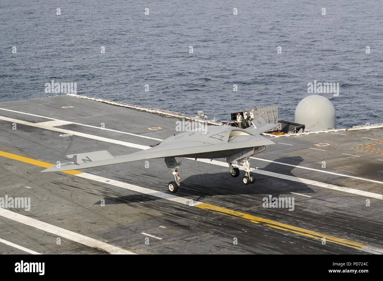 Ein X-47B führt eine berühren und Landung gehen. (8788886904). Stockfoto