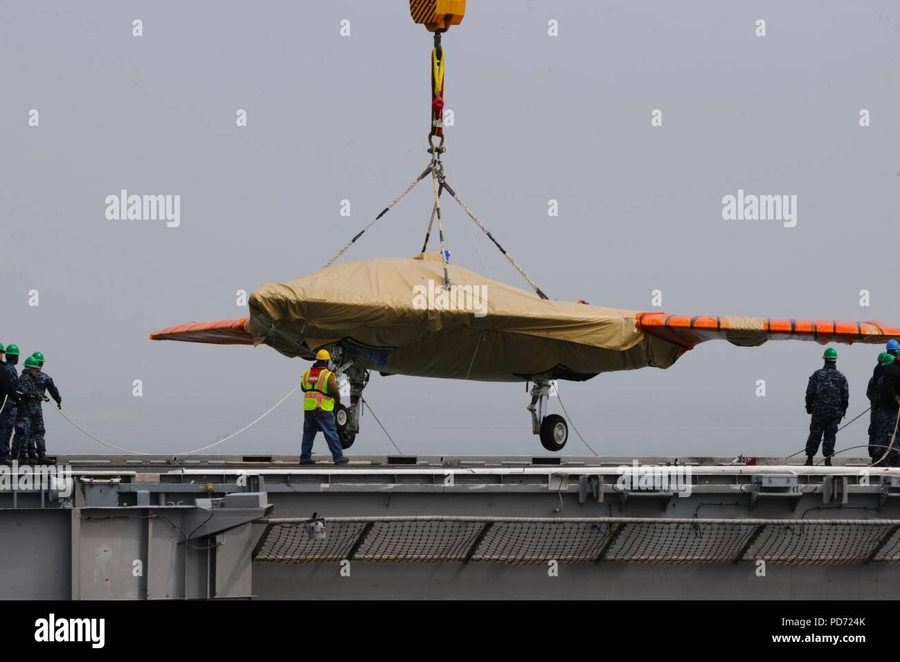 Ein X-47B ist auf Flight Deck der USS George H.W. geladen Bush. (8721189800). Stockfoto