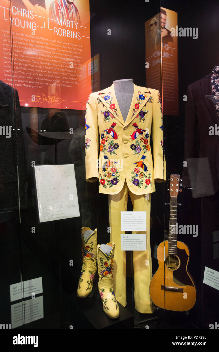 Ein schickes, bestickte Männer Anzug, Cowboystiefel und Gitarre, die zu Land Sänger Marty Robbins gehörte, in der Country Music Hall of Fame, Nashville Stockfoto