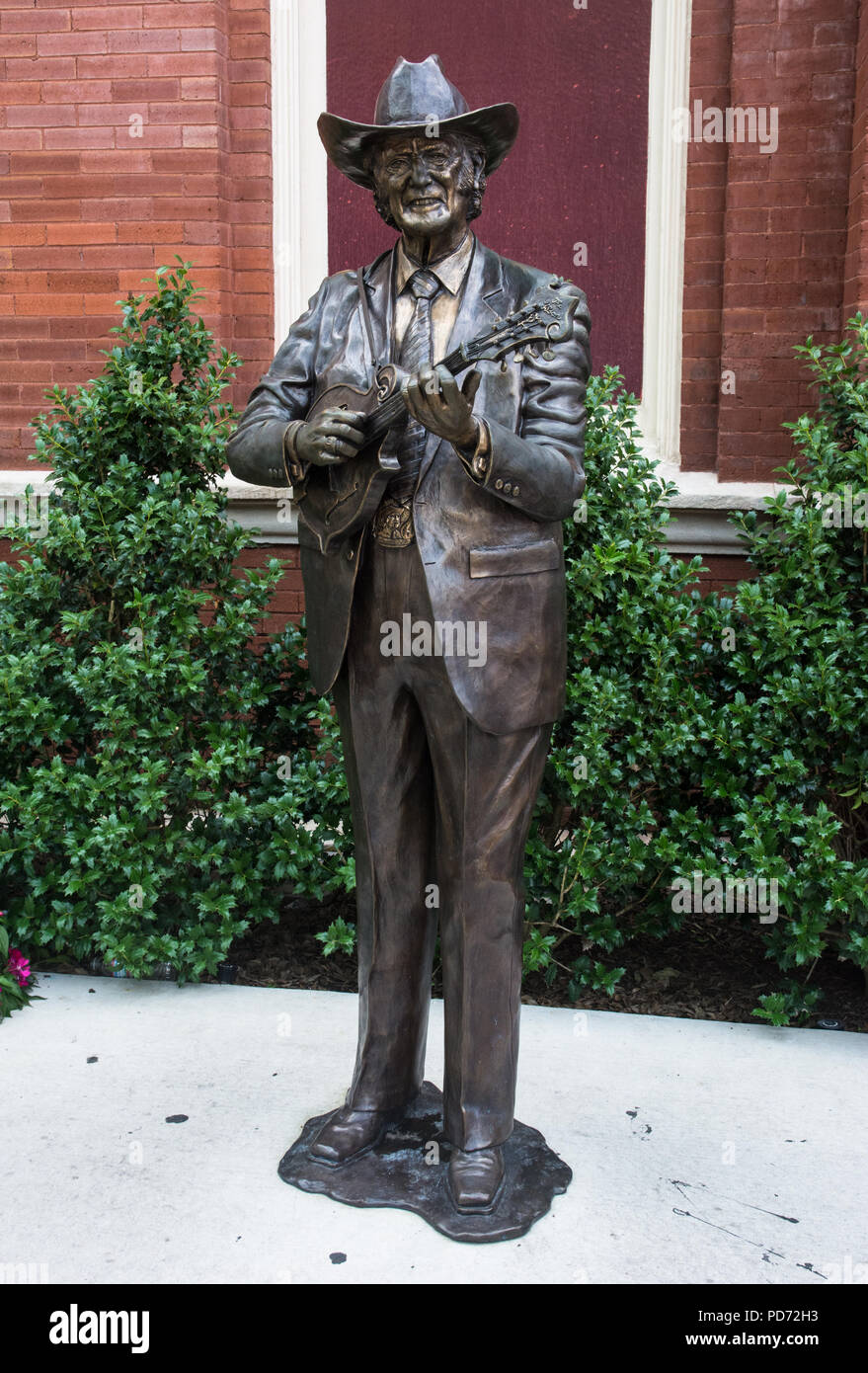 Bronzestatue von Grand Ole Opry star Bill Monroe außerhalb des Ryman Auditorium in der Innenstadt von Nashville, Tennessee, USA Stockfoto