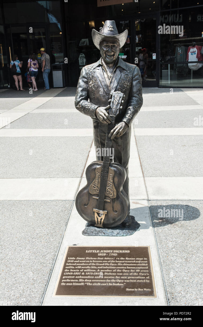 Bronzestatue von Grand Ole Opry star Little Jimmy Dickens außerhalb des Ryman Auditorium in der Innenstadt von Nashville, Tennessee, USA Stockfoto
