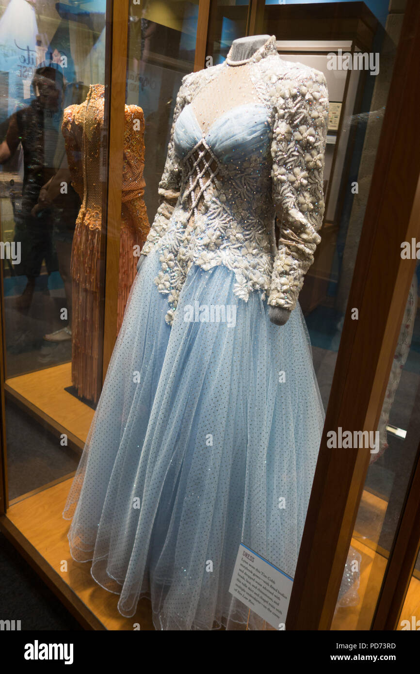 Der Ball Abendkleid Kleid, das von Land zu Land Sänger Loretta Lynn für die 'Album Van Lear Rose' auf der Country Music Hall of Fame getragen wurde, Nashville Stockfoto