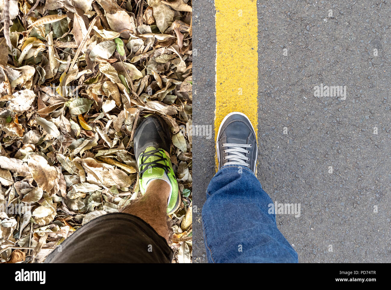 Composite von zwei Bilder von persönlichen Perspektive der Beine. Eine auf der Straße und die andere in der Natur Stockfoto