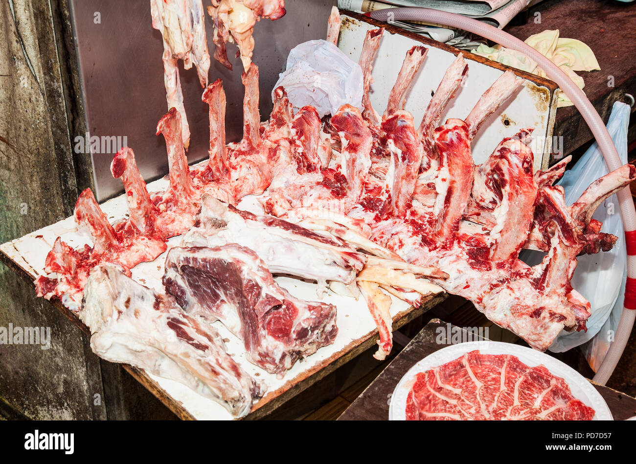 Rohes Schweinefleisch für das Kochen in der Straße essen, Hongkong, China Stockfoto