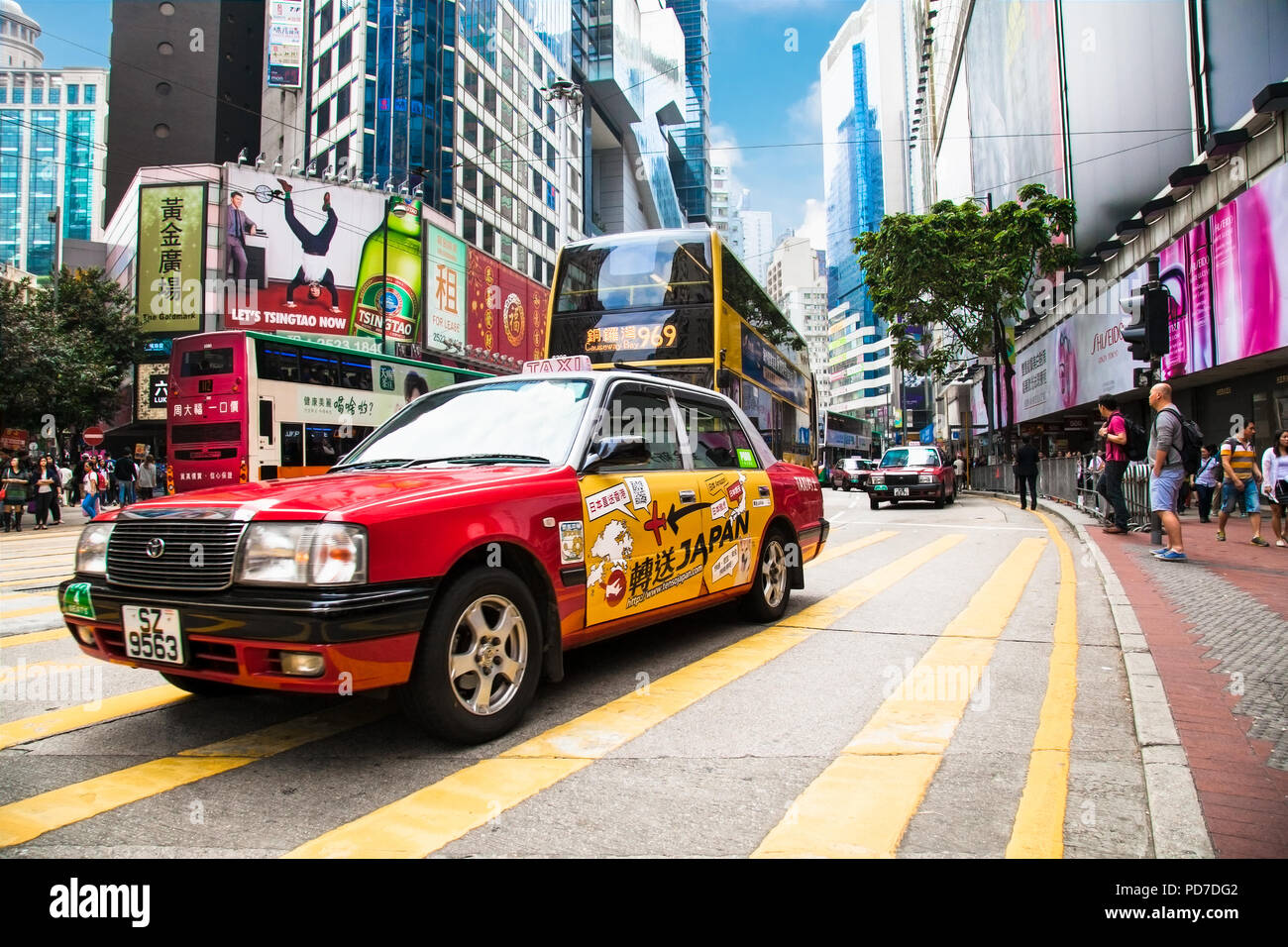 Hongkong - Apr 3, 2016: Urban rot Taxi in Hongkong städtische Landschaft auf der Apr 3, 2016. Hong Kong ist ein autonomes Gebiet im Pearl River Delta von Stockfoto