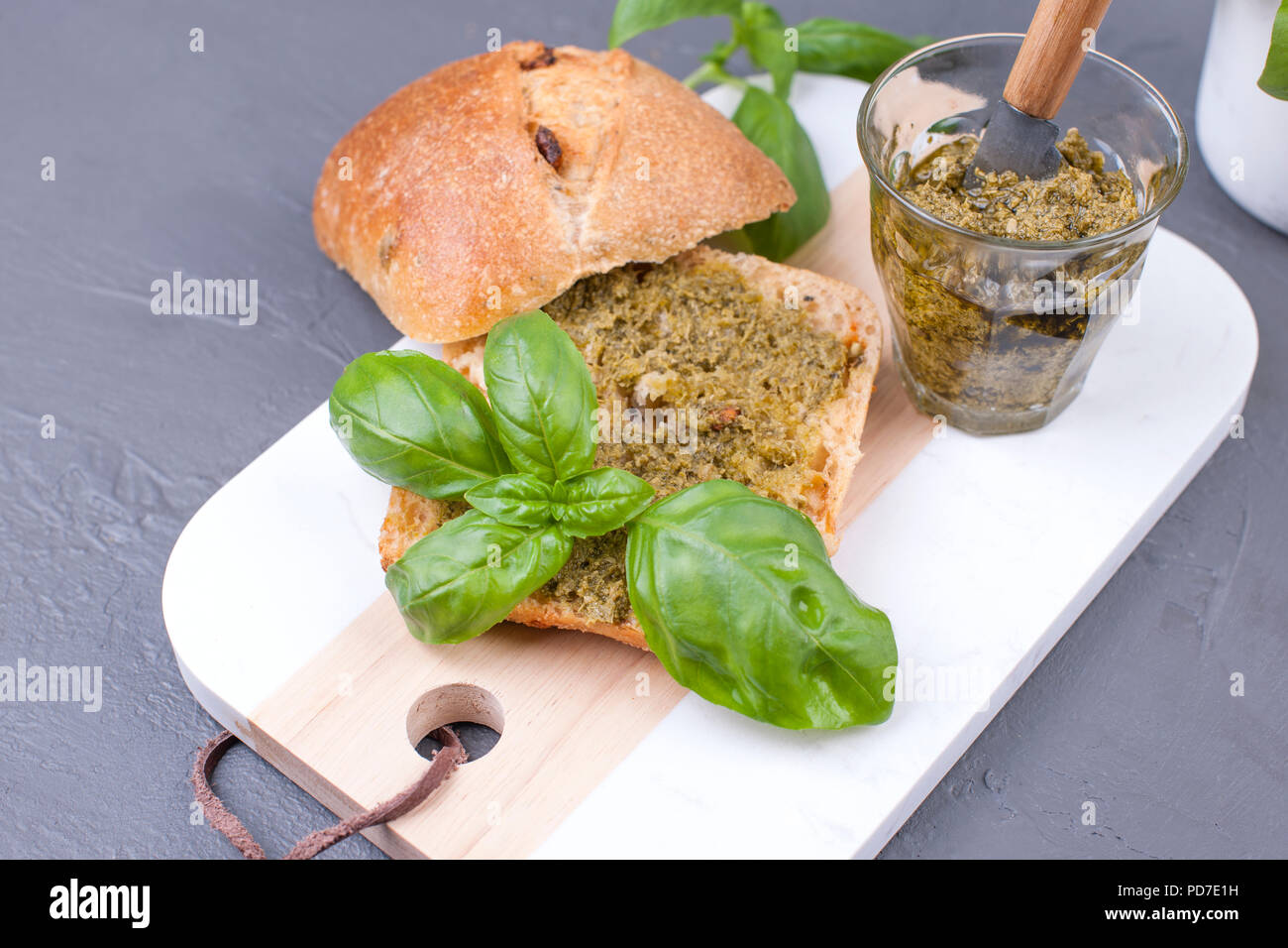 Frisches Brot mit Pesto und grüne Basilikum auf dem Whiteboard ...