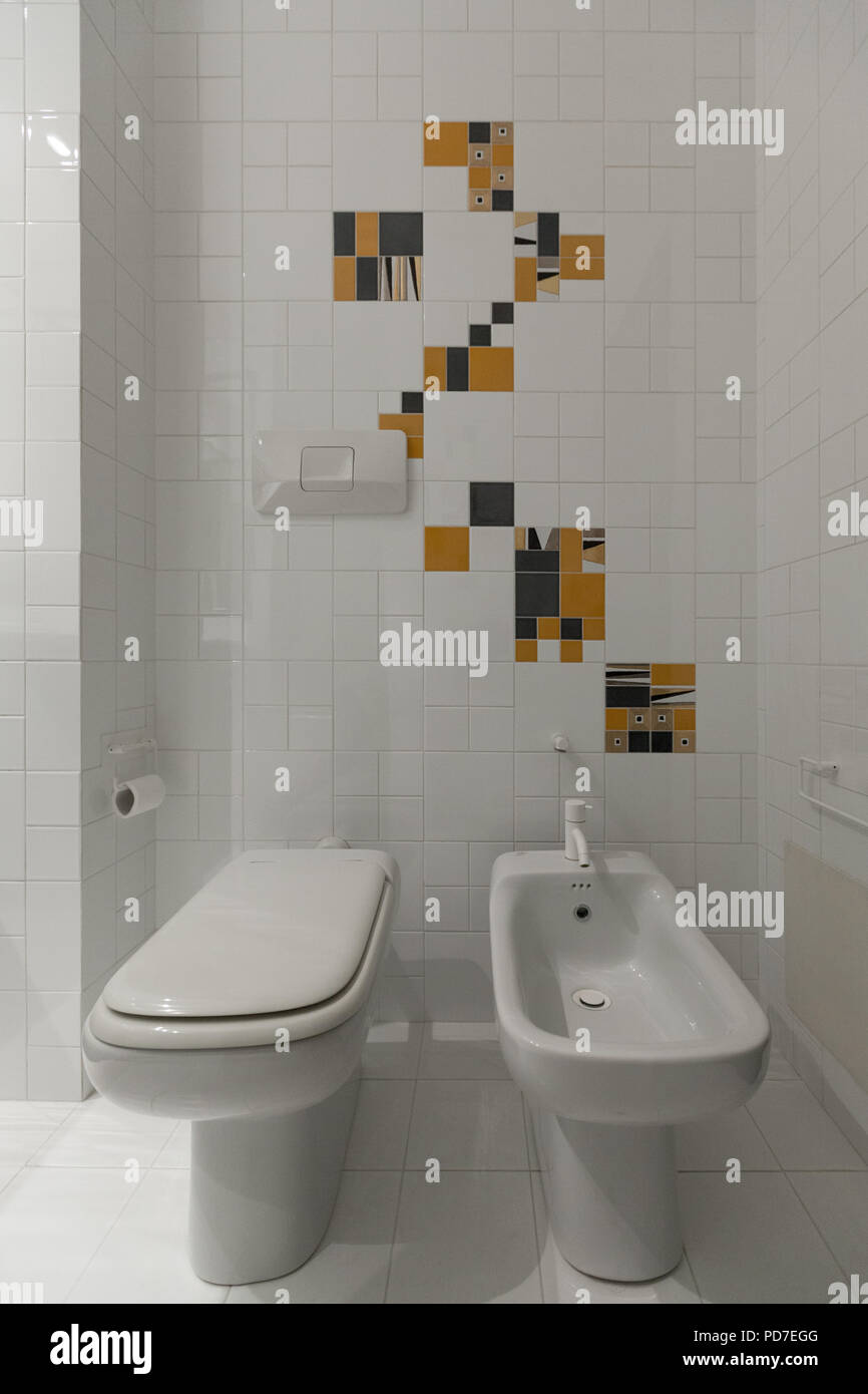 Badezimmer eines Hauses, Interieur, wc und bidet Stockfoto