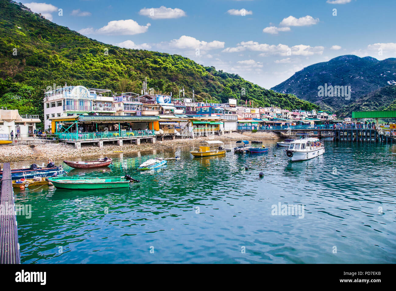 LAMMA, HONG KONG - Apr 2, 2016: Restaurants mit Blick auf das Meer in der kleinen chinesischen Hafen von Lamma Island auf der Apr 4, 2106, Hong Kong. Stockfoto