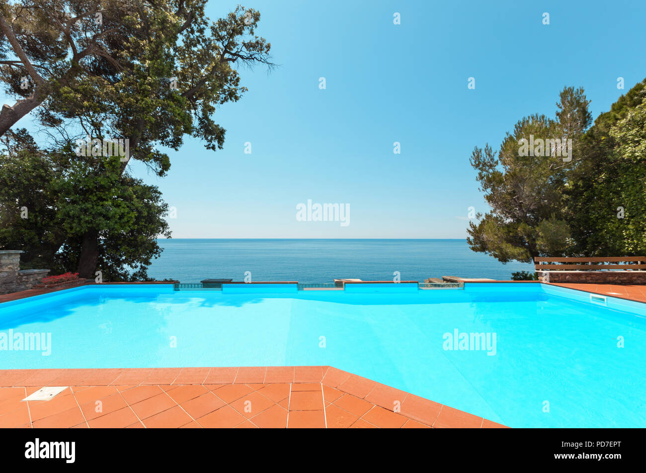 Villa am Meer, Blick auf den Pool Stockfoto