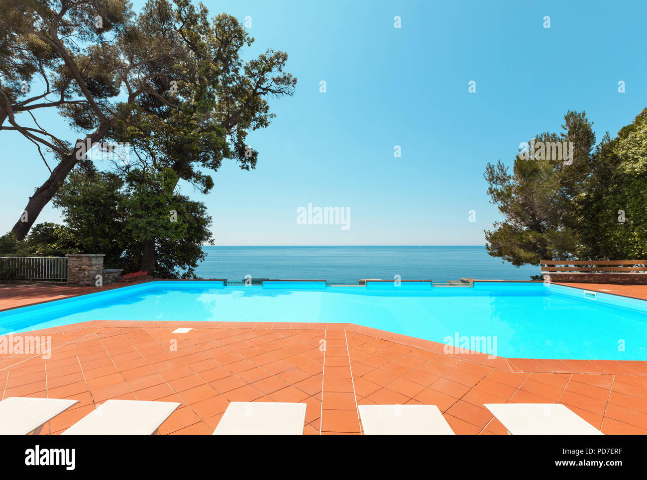Villa am Meer, Blick auf den Pool Stockfoto