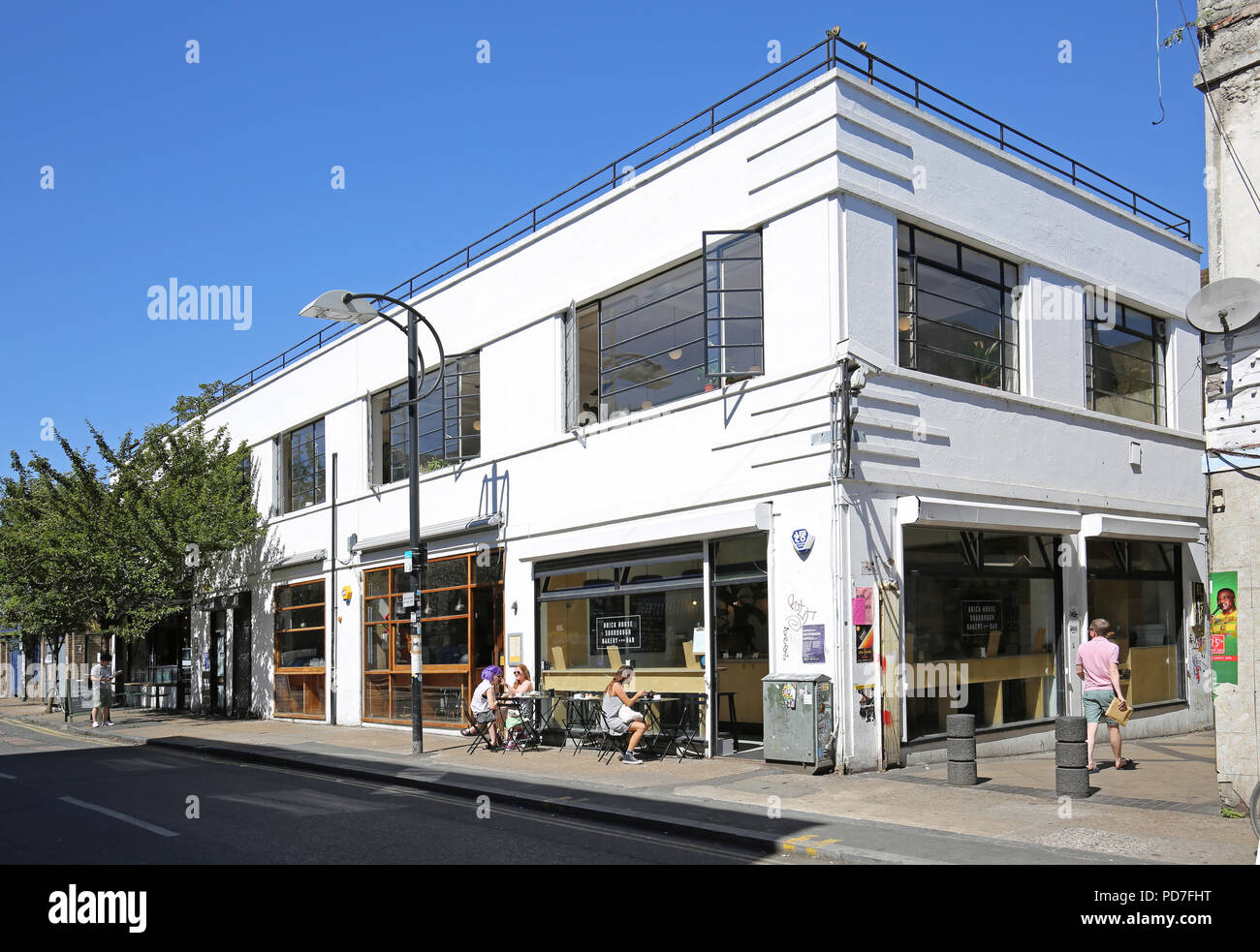 Das Backsteinhaus Bäckerei und Bar neben Peckham Rye Station, südöstlich von London. Eine der jüngsten trendigen Cafés in diesem ehemals heruntergekommenen Gegend öffnen. Stockfoto